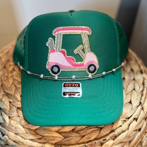Golf. Casquette trucker femme avec écusson voiturette de golf, profil intermédiaire amusant