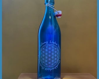 1L Bügelflasche blau, mit der Gravur der Blume des Lebens und umlaufenden heilenden Worten