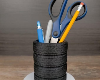 Organizador de escritorio con forma de neumáticos apilados, ideal para mecánicos, talleres, concesionarios de automóviles y aficionados al mundo del motor. ¡Guarda bolígrafos, lápices y mucho más!