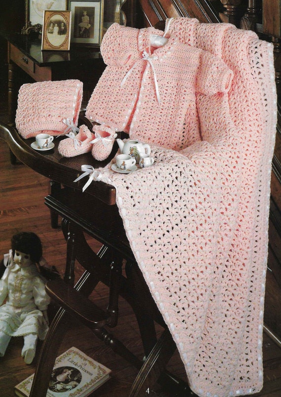 Canastilla para bebé niña con gorro crochet
