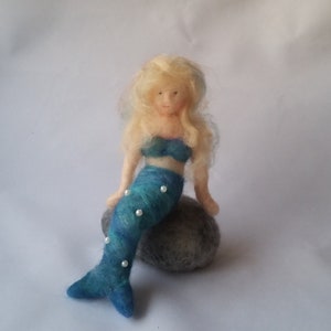 Sirena con el pelo rubio