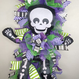 Skeleton d’Halloween pour porte d’entrée ou porche, décor de squelette fantaisiste de swag d’Halloween, porte d’entrée ou couronne de porche squelette d’Halloween
