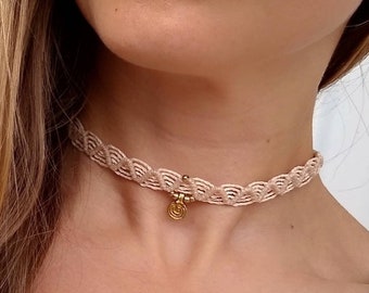 Makramee-Choker mit goldenem Messing-Anhänger und Messingperlen / Größenverstellbarer Choker / Makramee-Kette / Boho Kette / Boho Choker