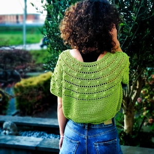 Motivo all'uncinetto//T-shirt verde grezza