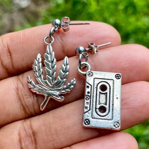 Fita cassete Vibes da velha escola e brincos Leaf Asymmetrical, combinação mista
