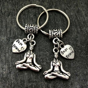 Llaveros de yoga, llaveros de meditación, regalos para mejores amigos, hechos a mano... Agrega una letra y una piedra de nacimiento (opcional)