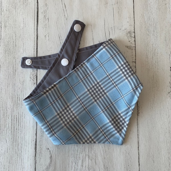 Hellblaues und graues Tartan-Hundehalstuch mit Druckknopfverschluss