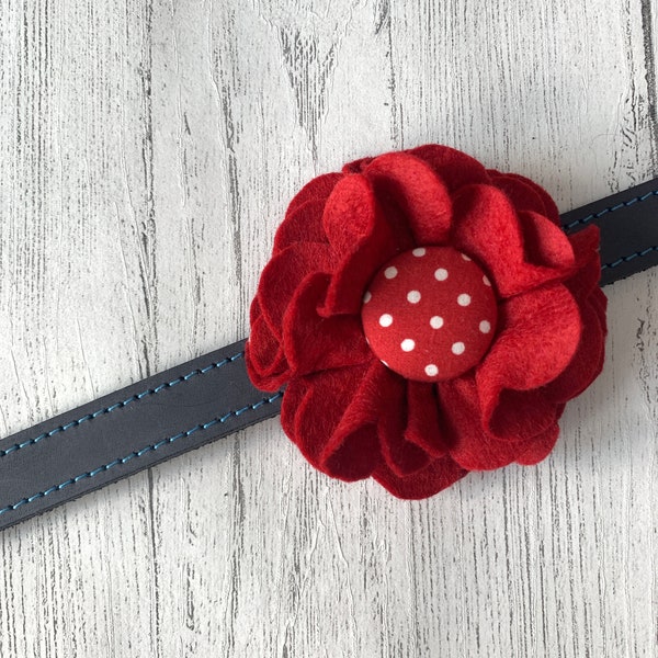 Collier fleur rouge pour chien en feutre de laine