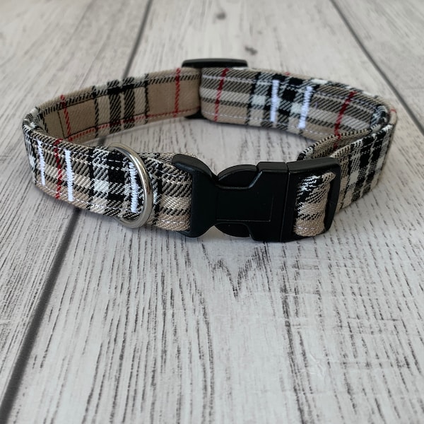 Superbe collier pour chien en tartan beige et rouge.