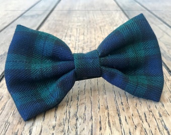 Handgemaakte hondenstrikjes in Albies Signature Navy en Green Tartan