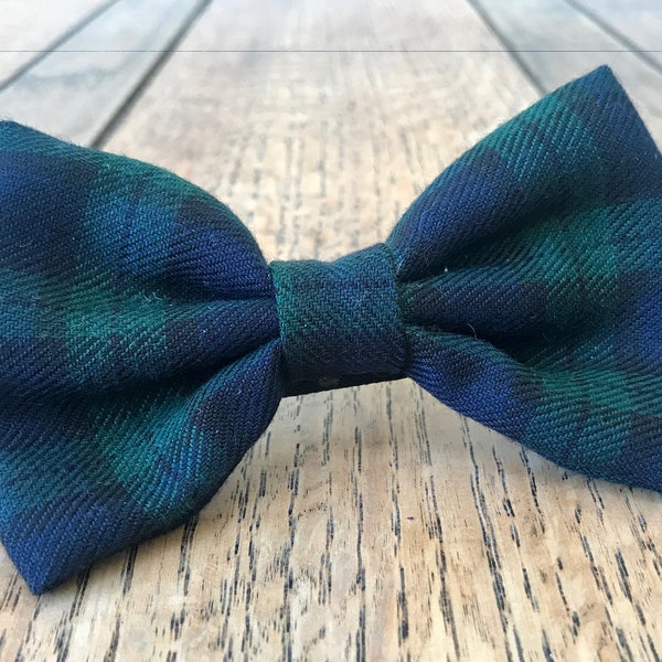 Handgemaakte hondenstrikjes in Albies Signature Navy en Green Tartan