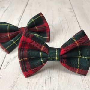 Pajarita para perro hecha a mano con tartán rojo, dorado y verde característico de Albies