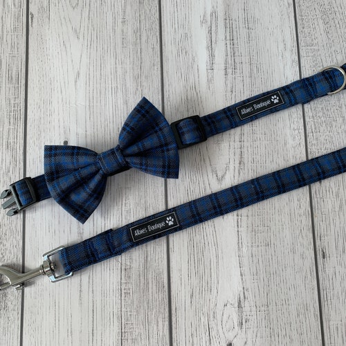 Collier pour chien à carreaux écossais bleu et gris.