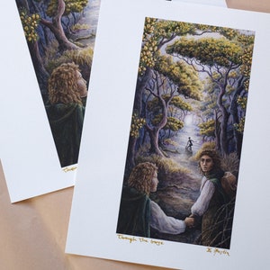 Könnte beinhalten: Zwei Kunstdrucke mit einer detaillierten Landschaftsmalerei eines Waldweges. Das Kunstwerk zeigt zwei Figuren, die durch ein bewaldetes Gebiet mit üppigen Bäumen und einem hellen Licht am Ende des Weges gehen. Der Text "Through the gorge" ist sichtbar.