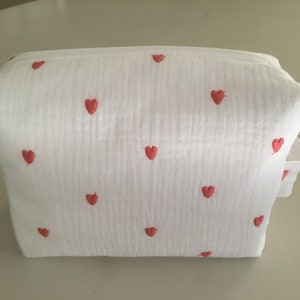 Trousse de toilette en gaze de coton blanc avec des petits coeurs rouge brodés, trousse bébé, trousse maquillage