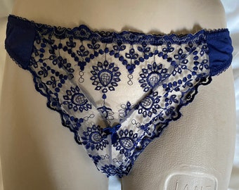 String dentelle bleu brodé