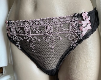 Tanga - string  dentelle noire brodé de rose