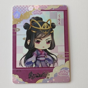 Puede incluir: Una tarjeta rectangular con una ilustración de estilo chibi de un personaje con cabello negro y una corona dorada. El personaje viste un atuendo morado y rosa. La tarjeta tiene un borde morado y elementos decorativos.