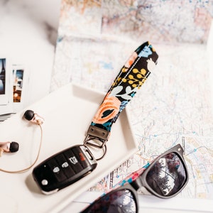 Porte-clés avec bracelet floral en papier pour fusil : porte-clés en coton