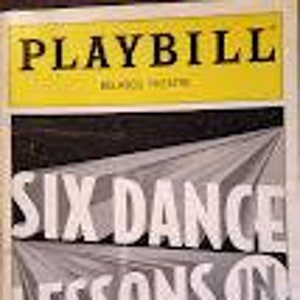 Puede incluir: Portada del programa de la obra de teatro "Seis lecciones de baile en seis semanas" con fondo negro y texto blanco.