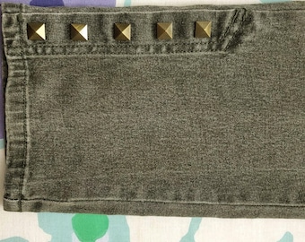Jeans DG2 verde oliva. Jeans a gamba dritta con 5 tasche. Chiusura alla caviglia con 5 bottoni automatici per regolare la larghezza del risvolto. Taglia 10. Vintage anni 2000.