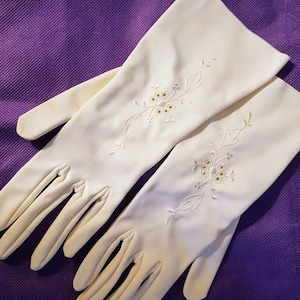 Vintage Ladies White Embroidered Gloves. Above Wrist Length 12&quot; Long. 1950s. Size Medium. Stunning. EXCEPTIONAL!