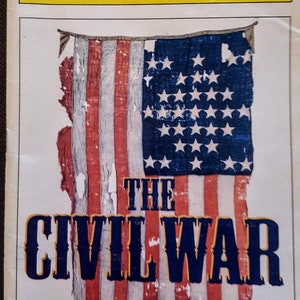 Op de afbeelding: Een vintage programmaboekje voor het toneelstuk "The Civil War" in het St. James Theatre. Het programmaboekje toont een verscheurde Amerikaanse vlag met 34 sterren.