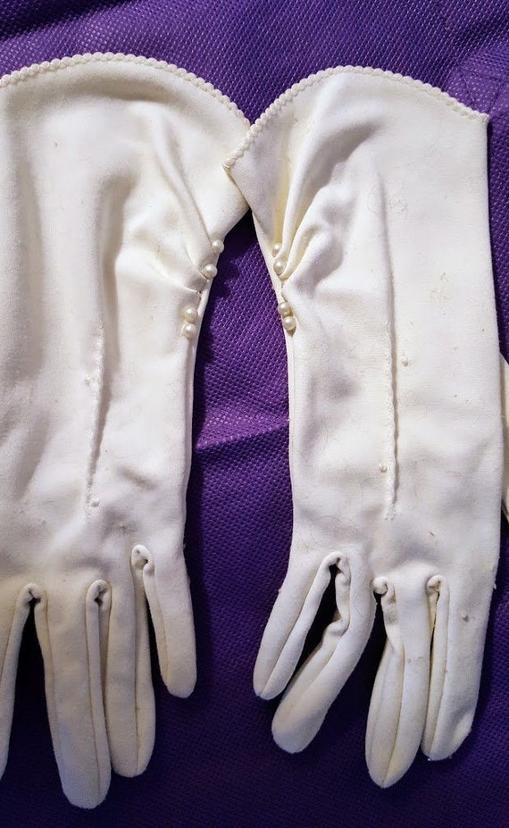 Vintage Ladies White Cotton Gloves with Pearls. Cu