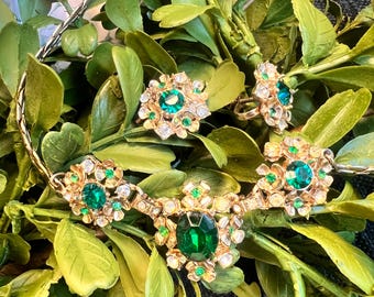 Vintage Emerald Green Rhinestone Necklace & Earrings Set – Mid Century Floral Gold Tone Statement Jewelry