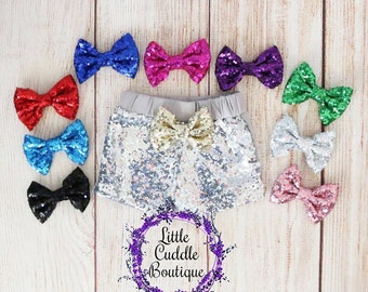 Zilveren babyshort met pailletten, babyshort, verjaardagsoutfit, vakantie-outfit, fotoshoot outfit, cadeau nieuwe baby, cadeau babyshower, verjaardagscadeau