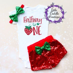Halfway To One Strawberry Baby Shorts Outfit, 6 Maanden Outfit, Zes Maanden Outfit, 6 Maanden Shirt, 6 Maanden Bodysuits, Half Verjaardag, Half Way