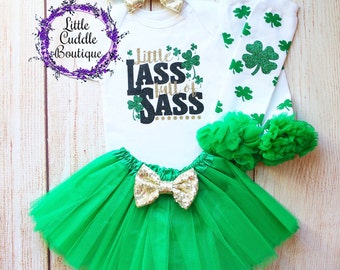 Little Lass Full Of Sass St. Patrick es Day Tutu Outfit, St. Patrick es Day Bodysuit, First St. Paddy es Day Outfit, Shamrock Outfit, 1. Platz