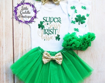 Super freches Irish Lassie St. Patrick es Day Tutu Outfit, St. Patrick es Day Bodysuit, First St. Paddy es Day Outfit, Shamrock Outfit, 1. Platz