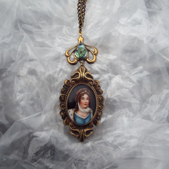 Queen Louise of Prussia Circle Pendant – Napoleonic Impressions