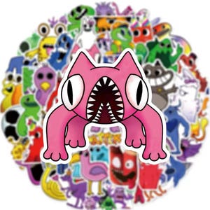 Könnte beinhalten: Eine Sammlung farbenfroher Cartoon-Aufkleber mit verschiedenen monsterartigen Kreaturen. Der zentrale Aufkleber ist ein rosa Monster mit einem weit geöffneten Mund voller Zähne. Weitere Aufkleber zeigen grüne, blaue und lila Monster.