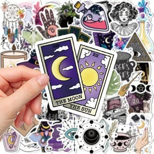 Puede incluir: Un conjunto de 50 pegatinas de bruja con una variedad de diseños, que incluyen cartas de tarot, lunas, estrellas, ojos y un caldero. Las pegatinas están impresas en vinilo de alta calidad y son impermeables y duraderas.