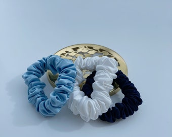 Pure Mulberry Silk Scrunchies Nederland. Set van 2 Medium Scrunchies. 22 Momme 100% Zijde. Anti-breuk, Anti-Frizz. Alledaagse luxe.