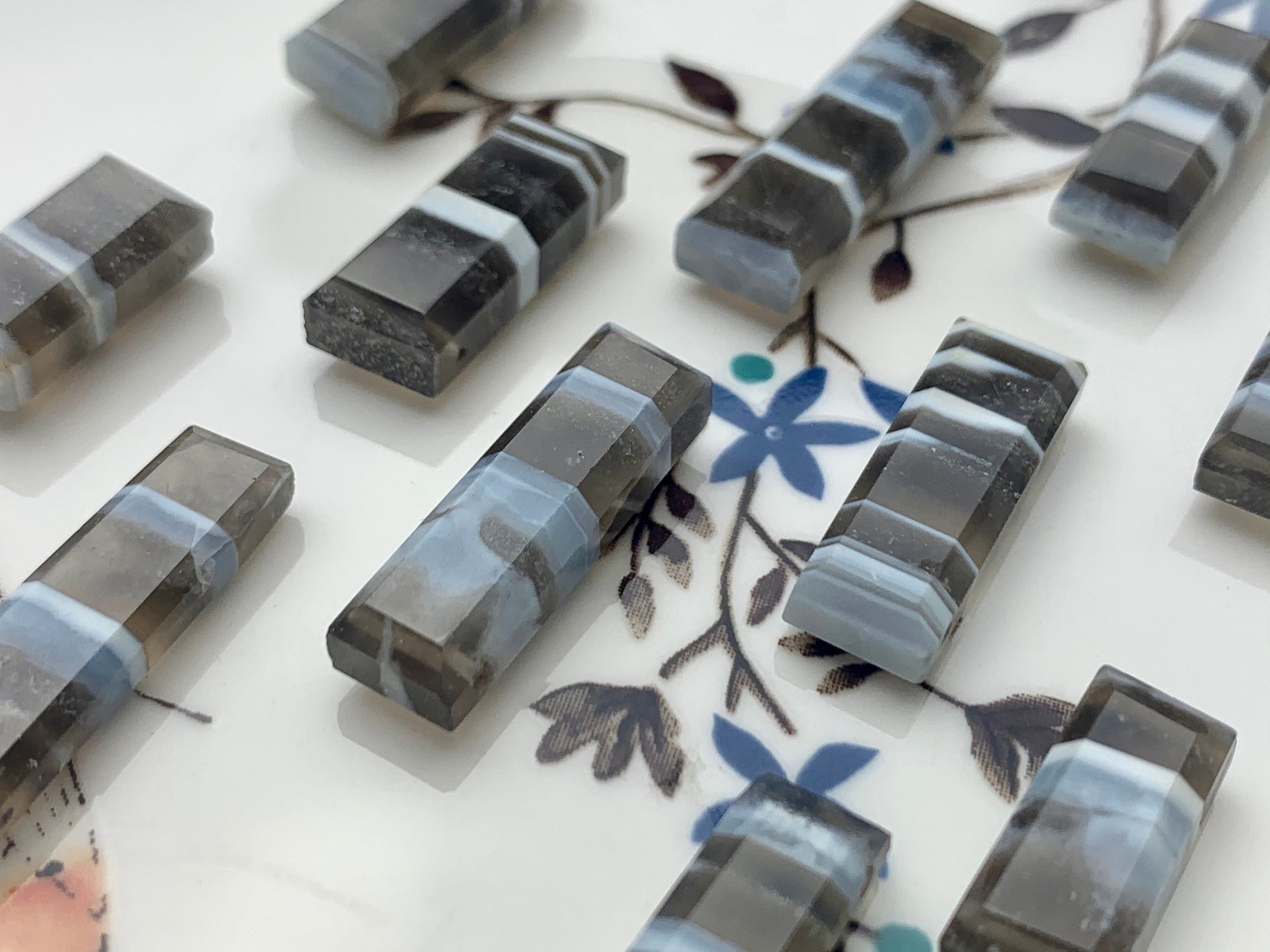 7-8x13-30 mm ファセット ナゲット 天然ブルーとグレーカラー