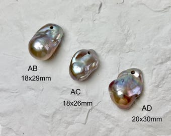 Pode incluir: Três pérolas barrocas iridescentes com furos perfurados para fazer joias. As pérolas são em tons de ouro, rosa e roxo. Os tamanhos são 18x29mm, 18x26mm e 20x30mm.