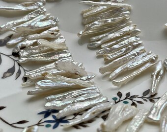 4-5x24-28 mm Perles d'eau douce Biwa irrégulières blanches naturelles véritables Biwa percées par le haut, qualité B #596