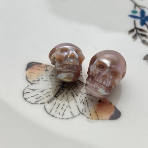 Une pièce, 10-11x12-13 mm, sculpté à la main, crâne, perles d'eau douce, véritable perle rose/mauve naturelle pour bricolage boucle d'oreille pendentif bijoux # P1198