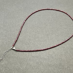 2,5 mm gefacetteerde ronde kleine natuurlijke rode paarse granaat edelsteen kralen schattige sierlijke 15 inch ketting en extender W/zilveren karabijnsluiting #4101