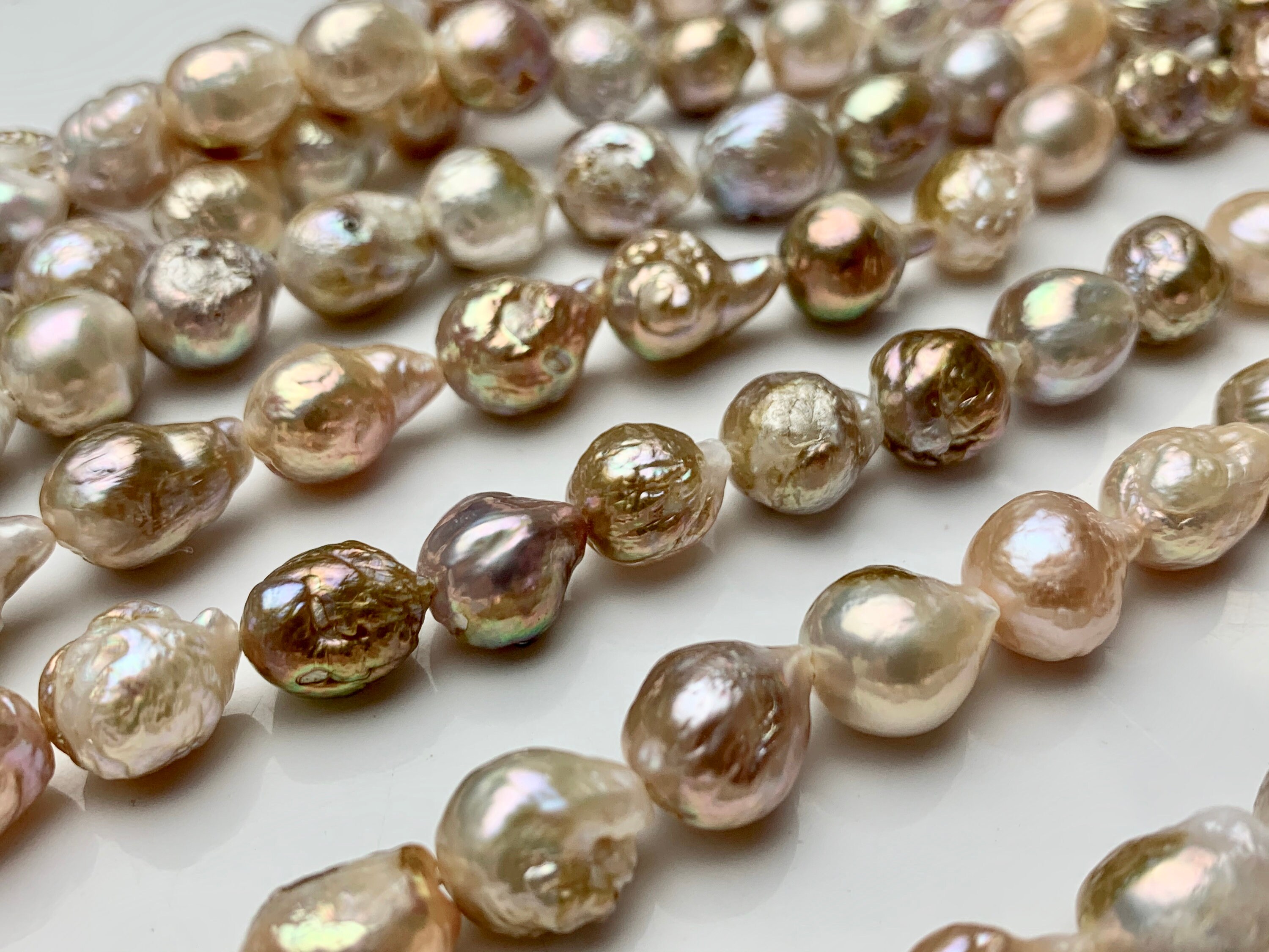 Perle Baroque D’eau Douce Naturelle – 9,6x13mm – Ton Rose-vert – Occasion Portée