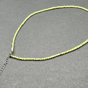 Collar con extensor de cuentas de peridoto verde claro natural, facetadas, redondas y diminutas de 3 mm, de 15 o 18 pulgadas, con cierre de langosta plateado (n.° 4097)