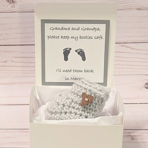 Pregnancy reveal box for grandparents: Handmade booties and personalized card