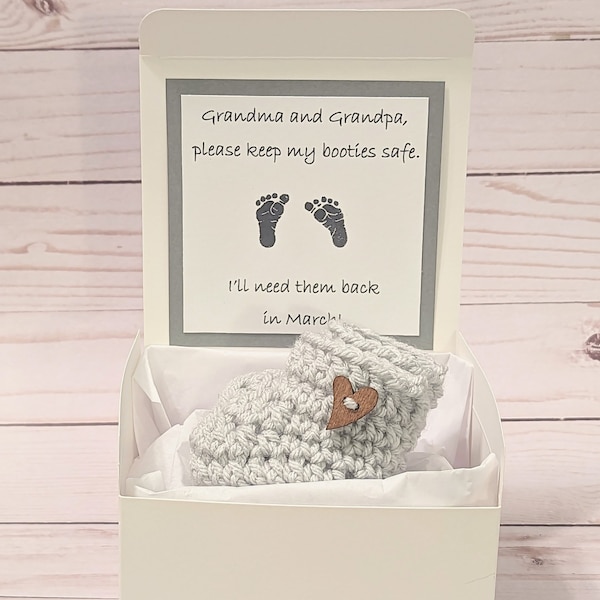 Pregnancy reveal box for grandparents: Handmade booties and personalized card