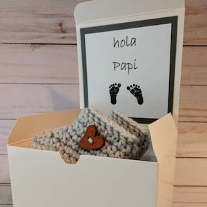 Hola Papi Pregnancy Announcement Box: Unisex Newborn Booties