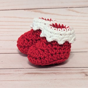 Santa baby booties, christmas baby booties for pregnancy reveal, christmas baby booties, handmade crochet santa booties, christmas photo op