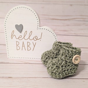 Sweet heather sage baby booties for newborn baby, green crochet newborn baby slippers, handmade grandchild gift, crochet baby shower gift