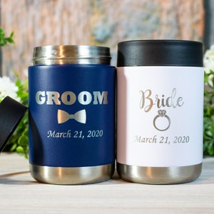 Pu&ograve; includere: Due portabevande in acciaio inossidabile con coperchi. Uno &egrave; blu navy con la parola "Groom" e un papillon, l'altro &egrave; bianco con la parola "Bride" e un anello di diamanti. Entrambi hanno la data "March 21, 2020" incisa.
